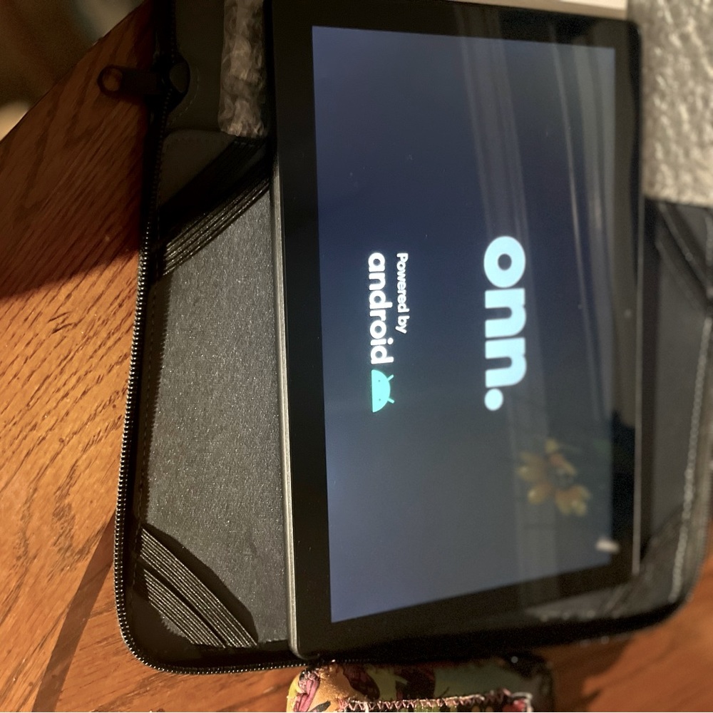 ONN 10.1 TABLET WITH NEW LEATHER CASE BRAND NEW